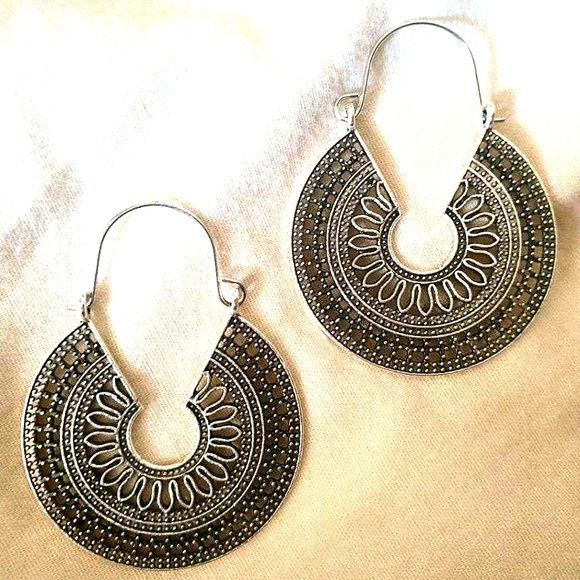 💖 2/$30 Boho silver hollow gypsy hoop earrings - Picture 8 of 10